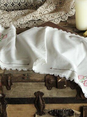 Vintage 1940s 1950s Table Runner, Small Linen Embroidered Fruit Basket and Flowe
